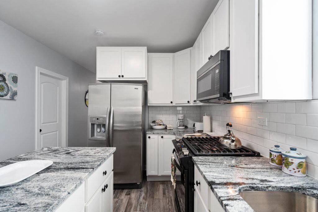 Newly Rehabbed Greystone With 2 Private Apartments, Backyard, Garage, Laundry, Close To Expressway Чикаго Экстерьер фото