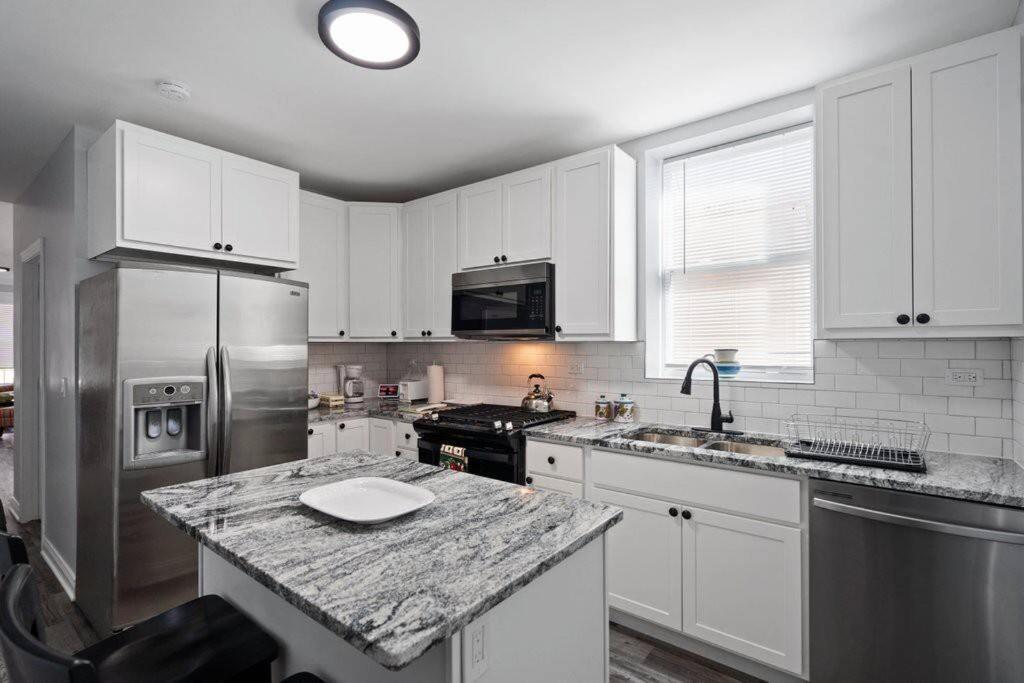 Newly Rehabbed Greystone With 2 Private Apartments, Backyard, Garage, Laundry, Close To Expressway Чикаго Экстерьер фото