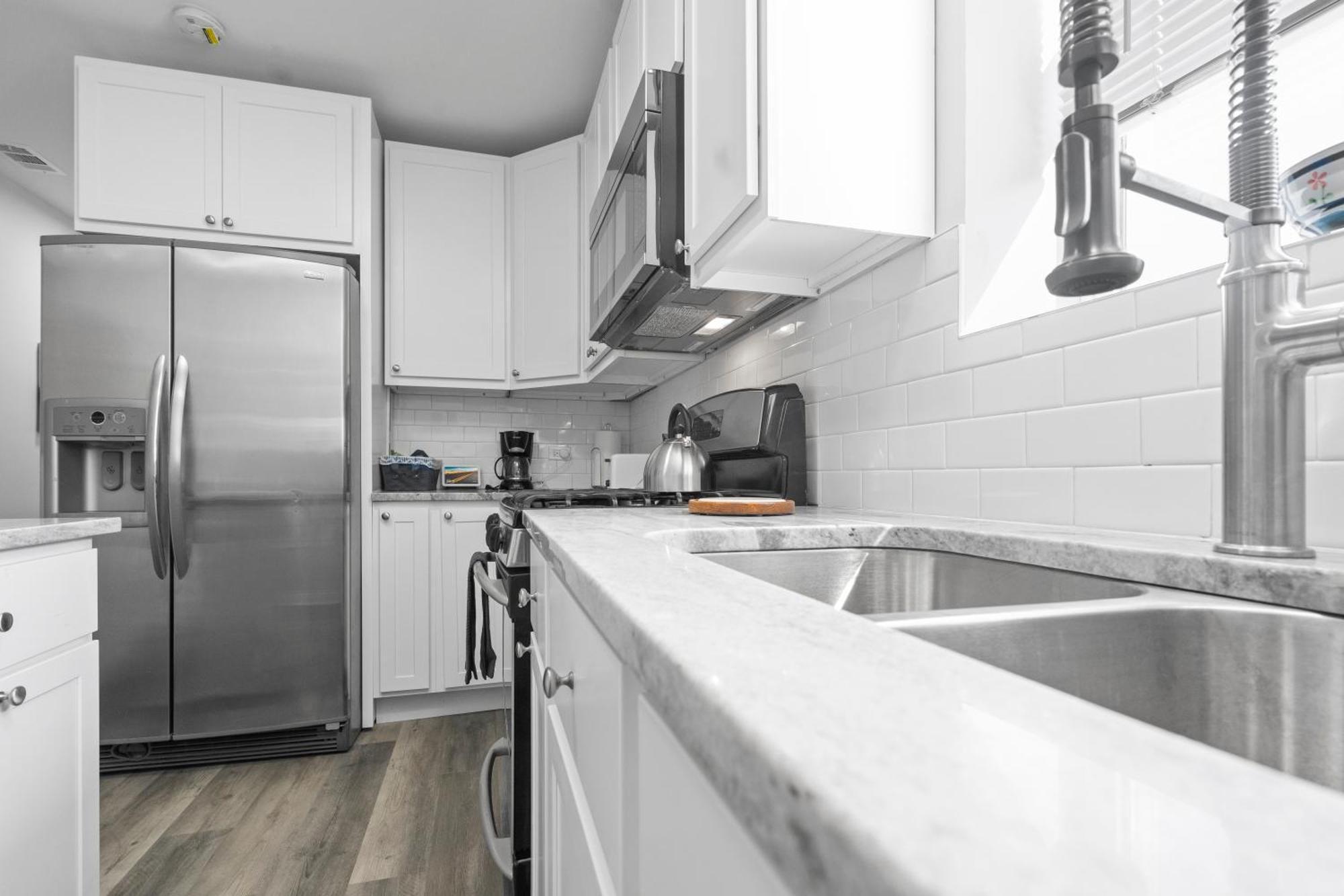 Newly Rehabbed Greystone With 2 Private Apartments, Backyard, Garage, Laundry, Close To Expressway Чикаго Экстерьер фото